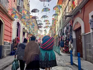 Weaving stories, weaving links  